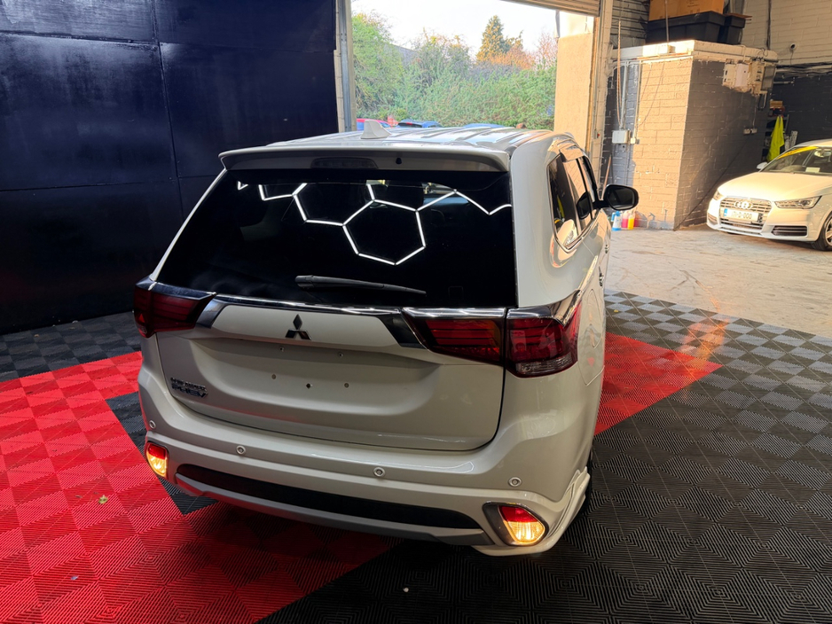 2016 Mitsubishi Outlander - image 9