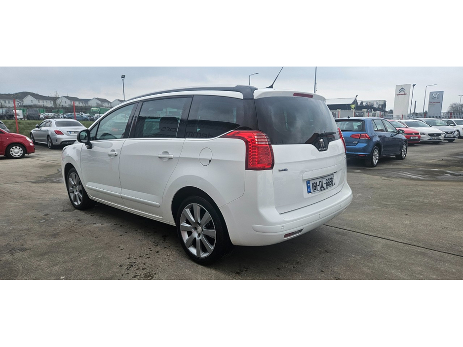 2016 Peugeot 5008 - image 4