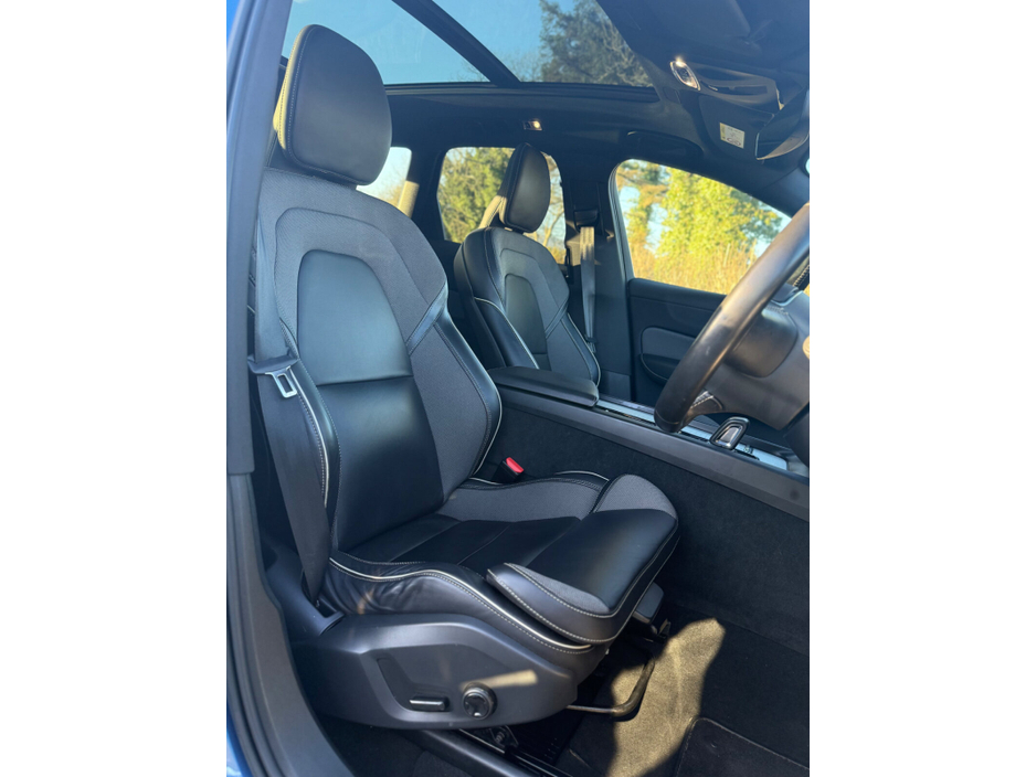 2021 Volvo XC60 - image 12