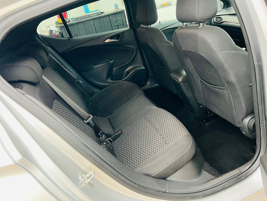 2016 Opel Astra - image 10