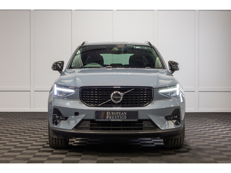 2022 Volvo XC40 - image 2