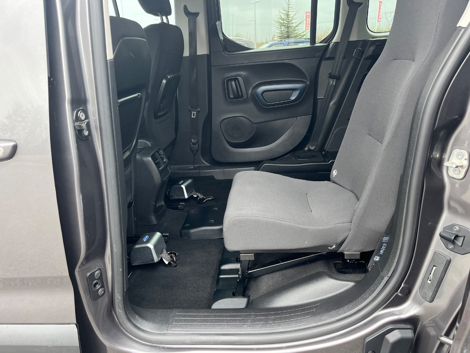 2023 Peugeot Rifter - image 24