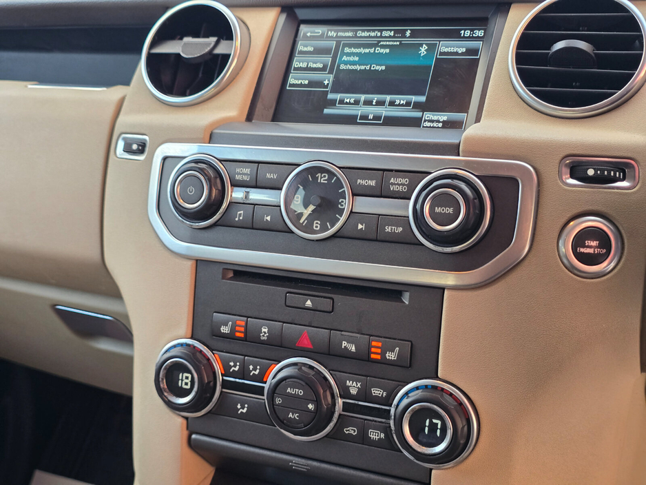 2014 Land Rover Discovery - image 37