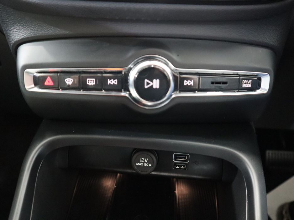 2023 Volvo XC40 - image 22