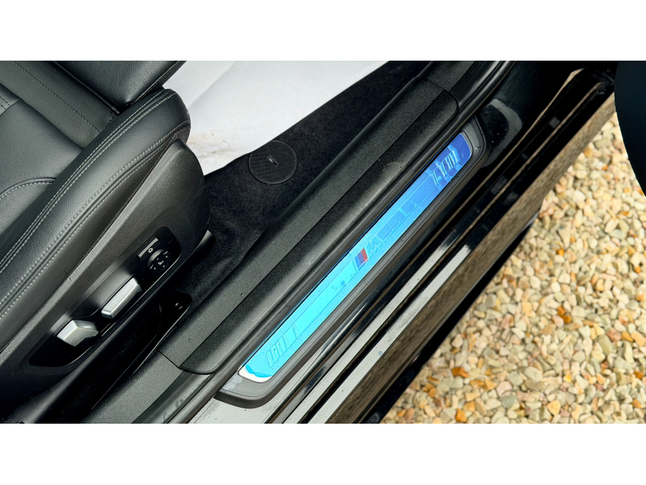 2020 BMW 3 Series - image 12