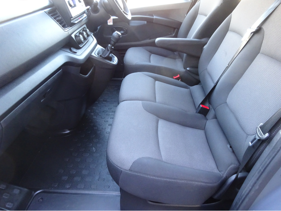 2023 Renault Trafic - image 16