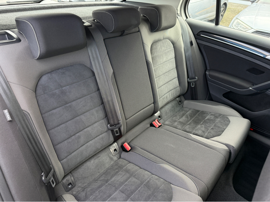 2015 Volkswagen Golf - image 12