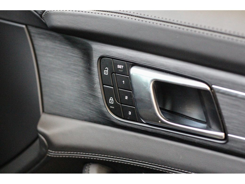 2023 Porsche Panamera - image 34