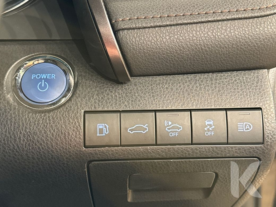 2018 Toyota Camry - image 18