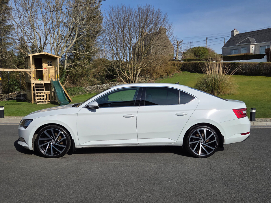 2017 Skoda Superb - image 5