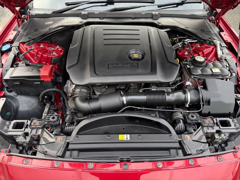 2018 Jaguar XF - image 18