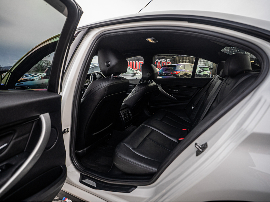 2016 BMW 3 Series - image 32