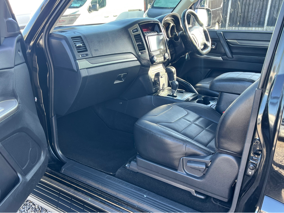 2016 Mitsubishi Shogun - image 17