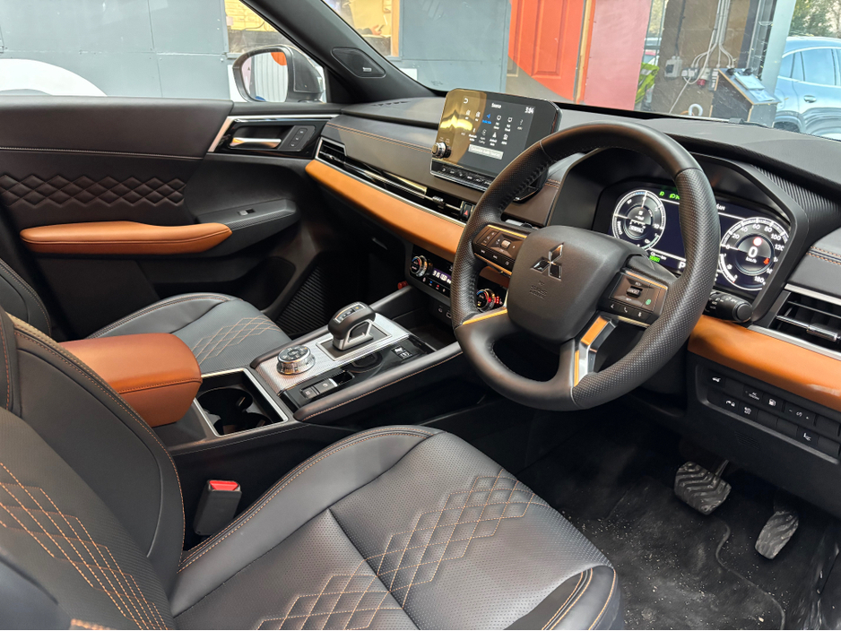 2024 Mitsubishi Outlander - image 9