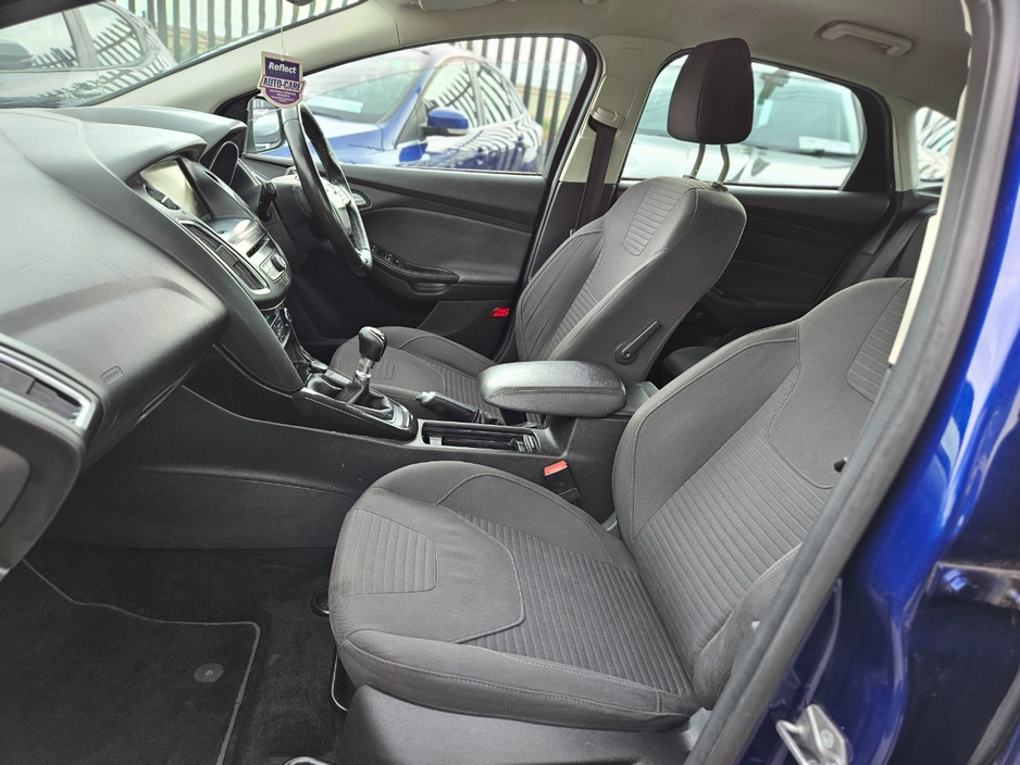 2016 Ford Focus - image 9