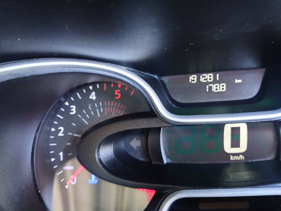 2020 Renault Trafic - image 4