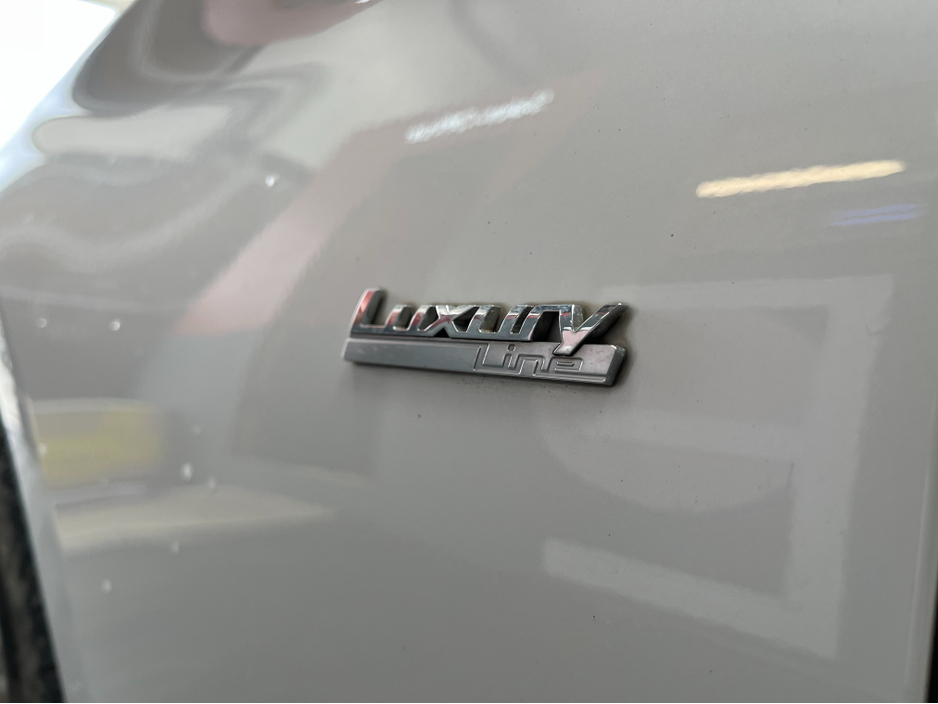 2017 BMW 5 Series - image 8