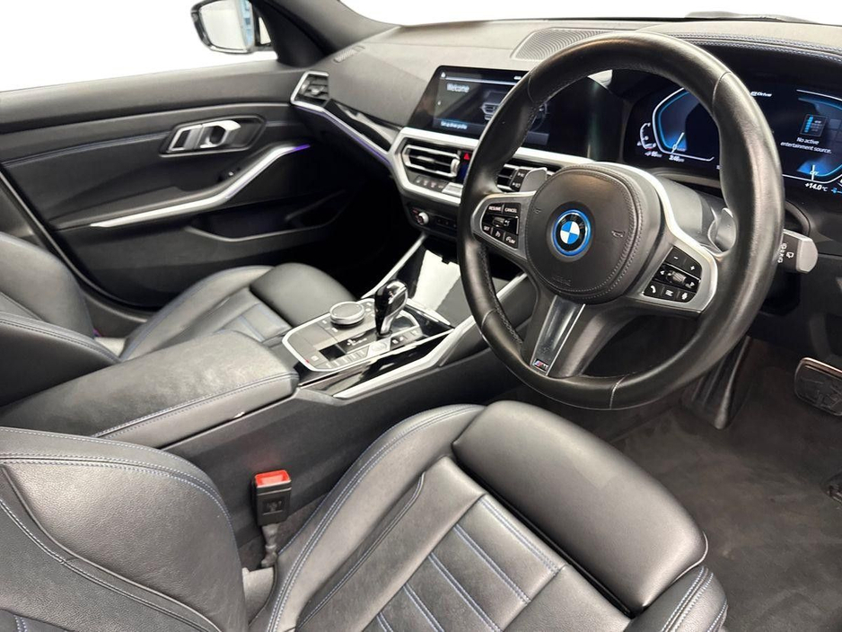 2022 BMW 3 Series - image 6