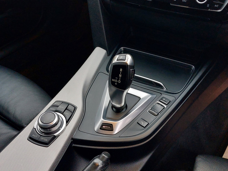 2017 BMW 3 Series - image 24