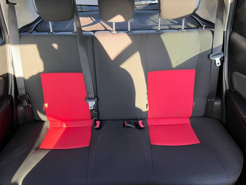 2015 Toyota Yaris - image 12