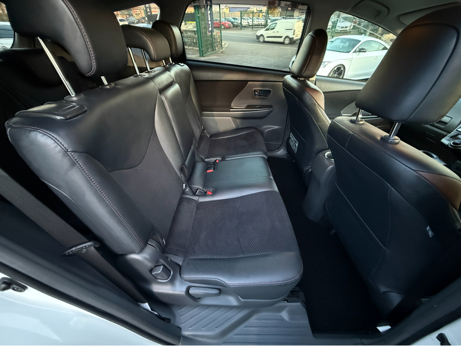 2013 Toyota Prius Alpha - image 8