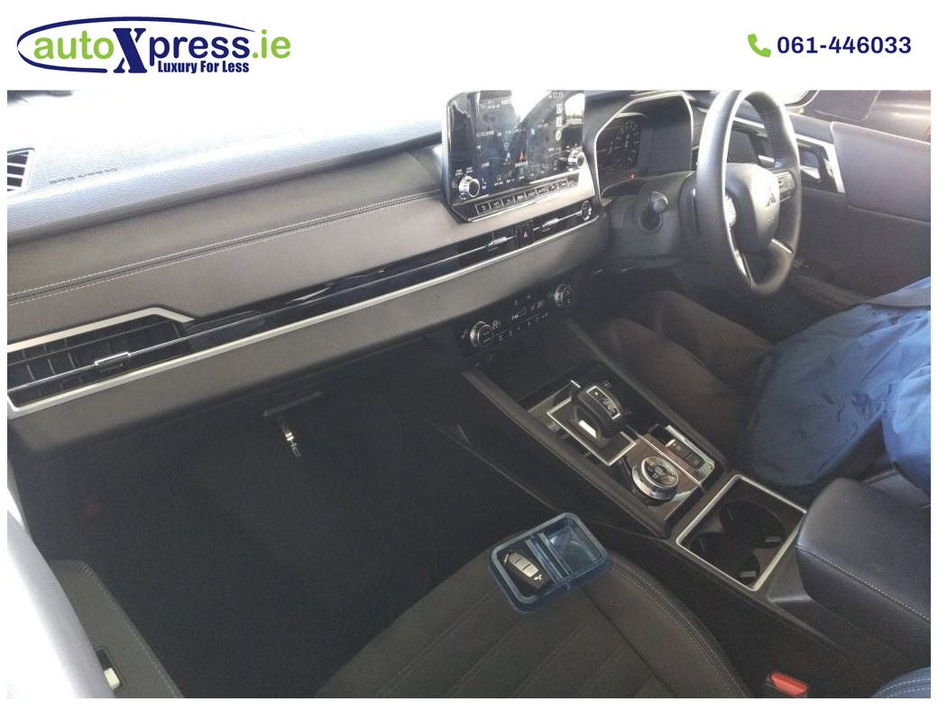 2023 Mitsubishi Outlander PHEV 4WD BLACK EDITION, Low mileage, reversing camera