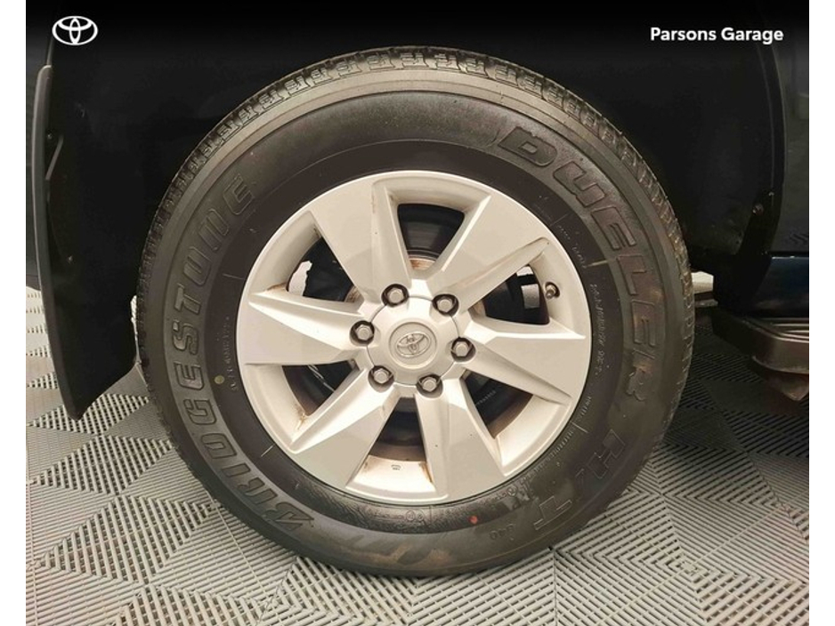 2022 Toyota Landcruiser - image 13