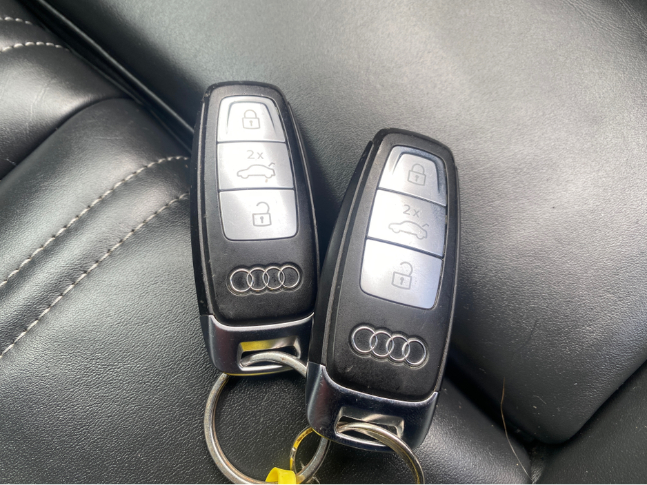 2022 Audi e-tron - image 18