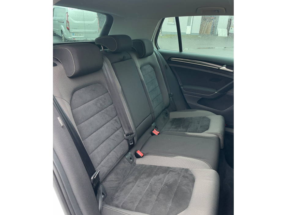 2017 Volkswagen Golf - image 11