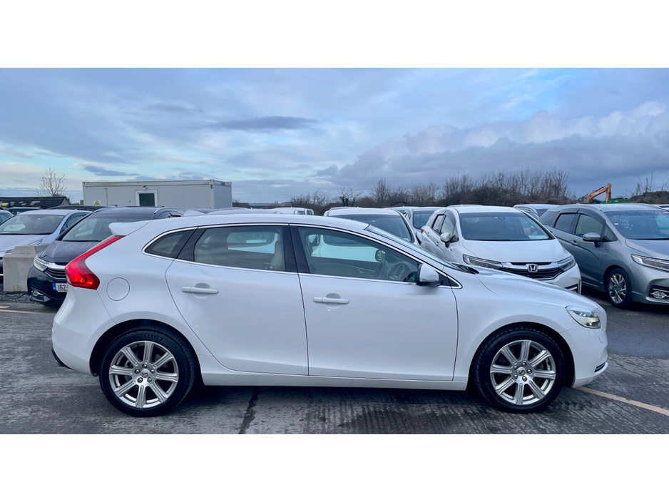 2017 Volvo V40 - image 6