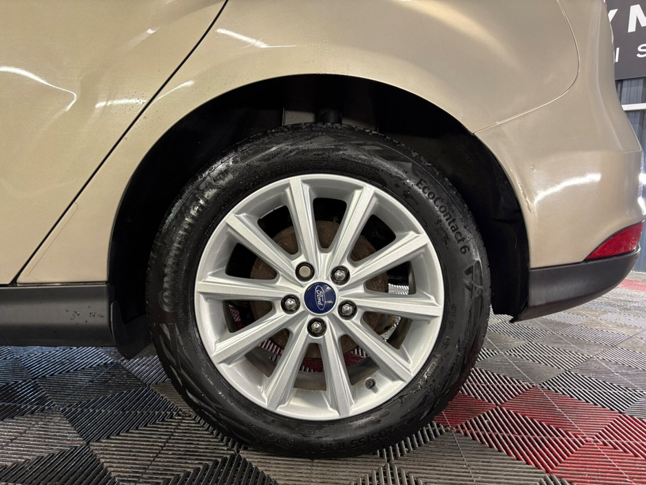 2018 Ford Focus - image 17