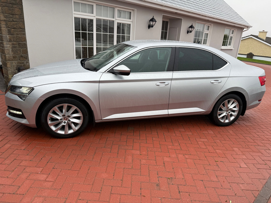 2022 Skoda Superb - image 7