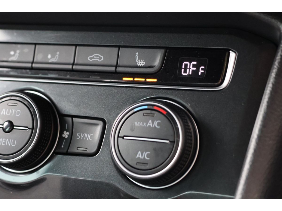 2017 Volkswagen Tiguan - image 15