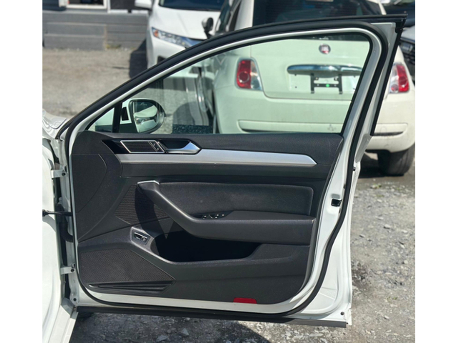 2016 Volkswagen Passat - image 11