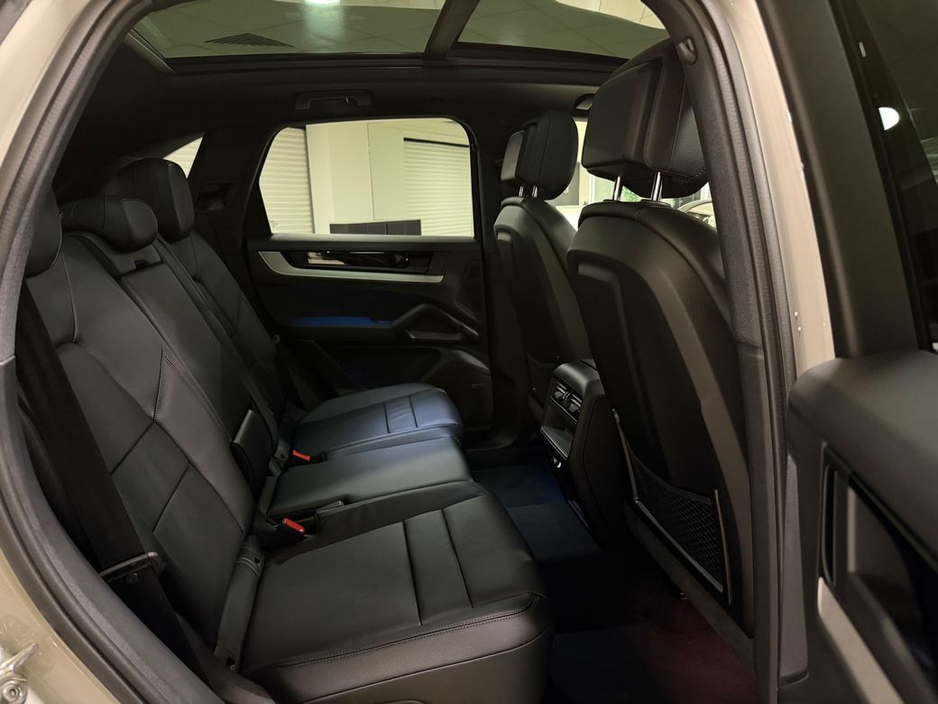 2025 Porsche Cayenne 3.0 V6 E-HYBRID=LOW MILES//HUGE SPEC//AS NEW=2 YEAR WARRANTY=TAILORED FINANCE PACKAGES AVAILABLE=TRADE IN'S WELCOME €114,995