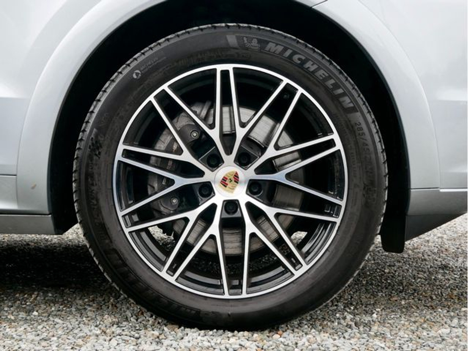 2024 Porsche Cayenne - image 16