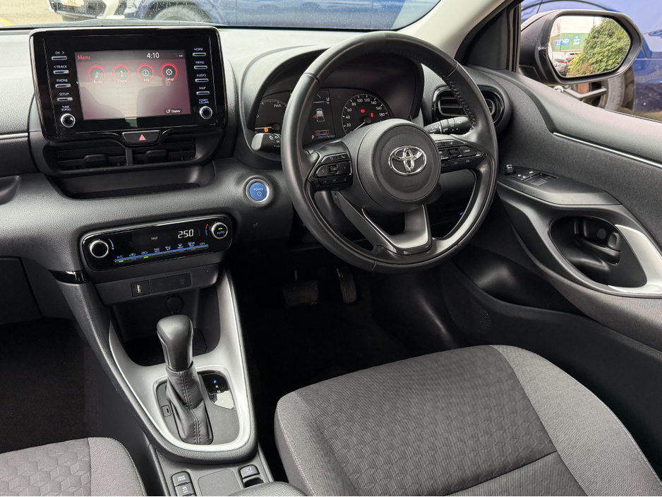 2023 Toyota Yaris - image 27