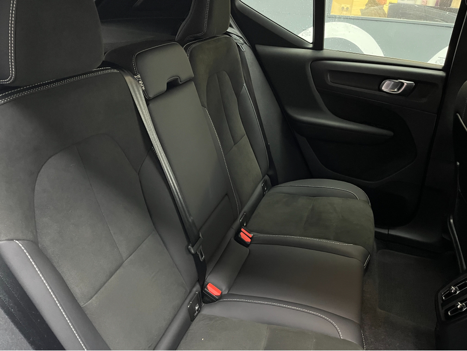 2023 Volvo XC40 - image 15