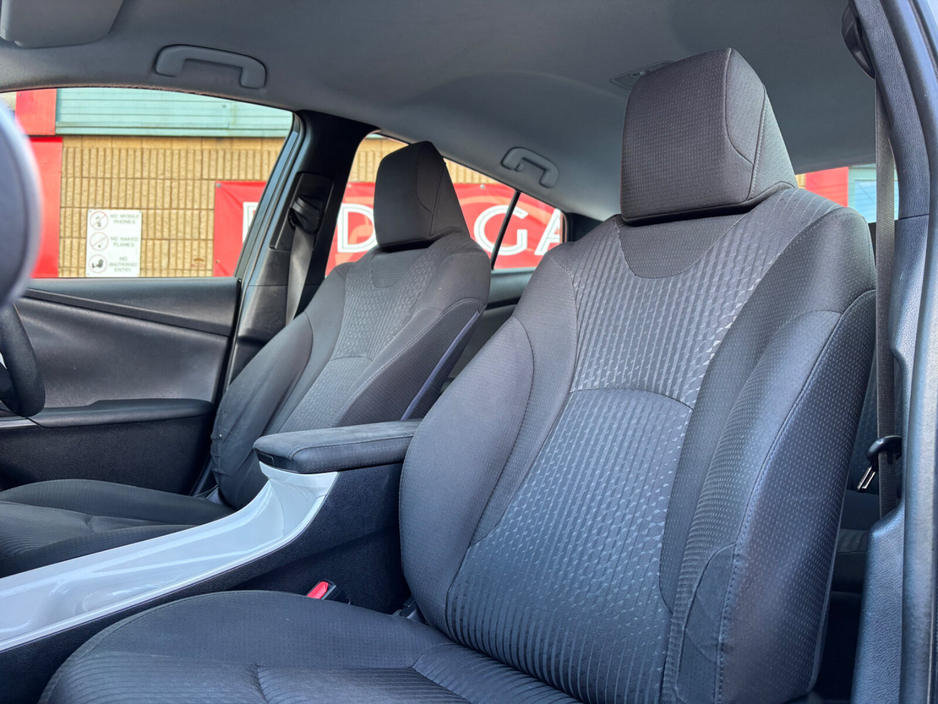 2016 Toyota Prius - image 6