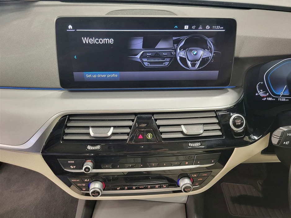 2021 BMW 5 Series - image 8