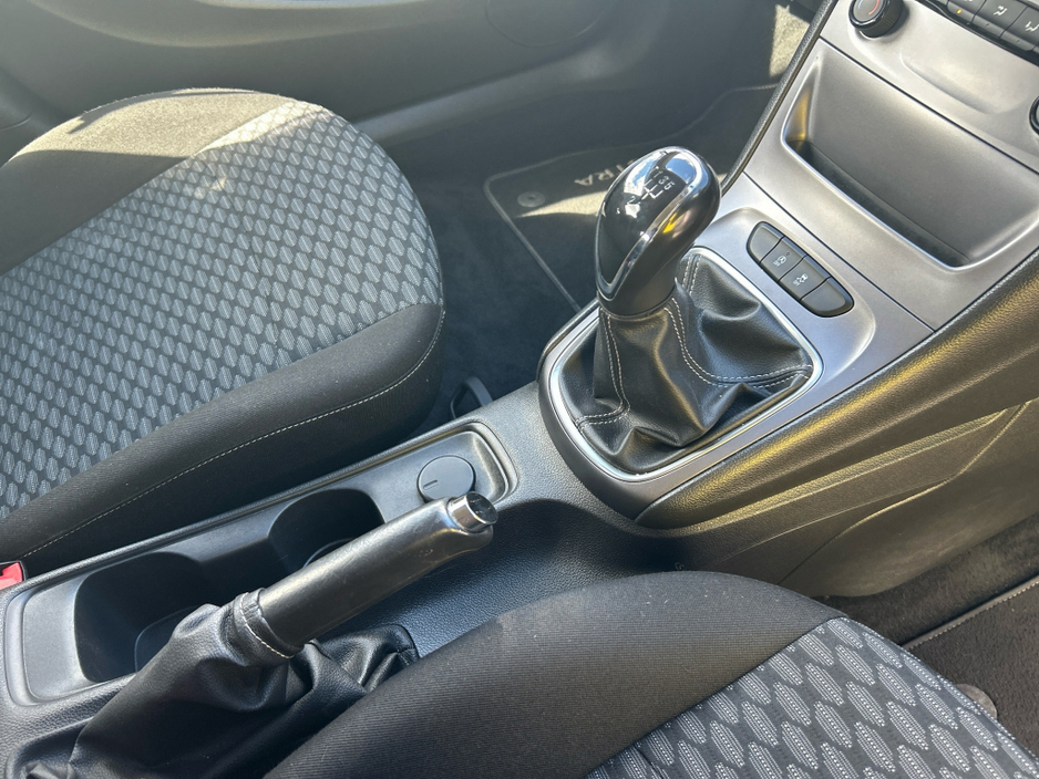 2016 Opel Astra - image 10