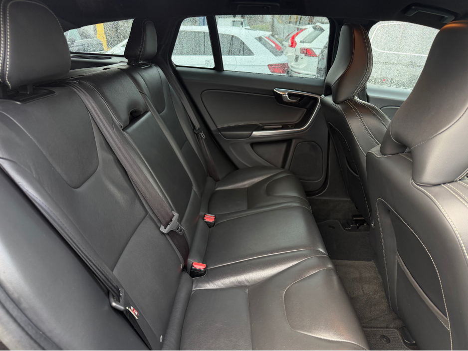 2016 Volvo V60 - image 7
