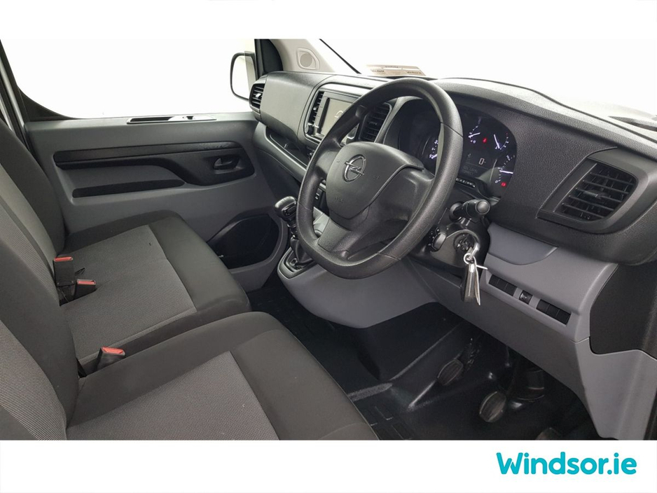 2022 Opel Vivaro - image 8