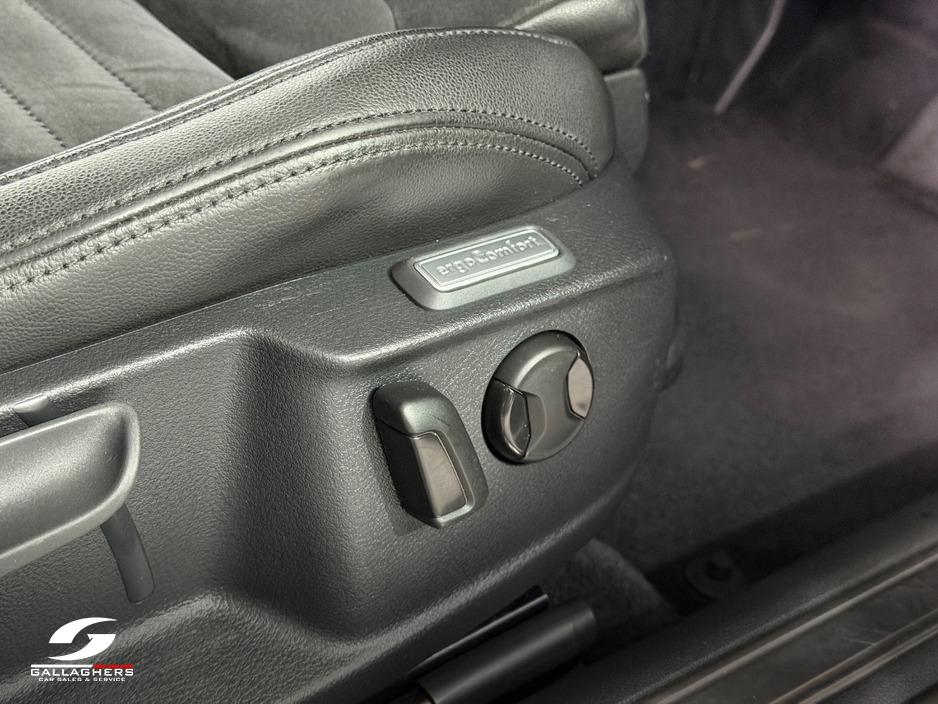 2017 Volkswagen Passat - image 24