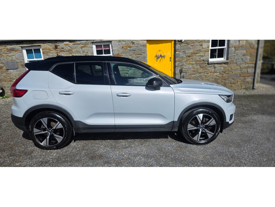 2022 Volvo XC40 - image 8