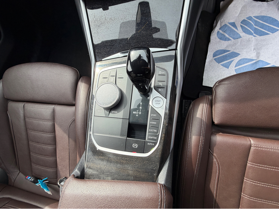 2021 BMW 3 Series - image 23