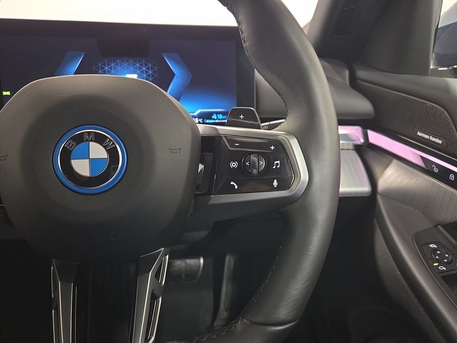 2025 BMW 5 Series - image 18