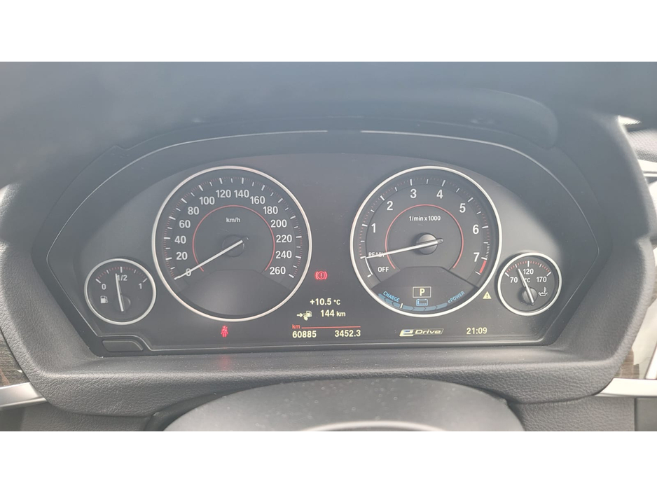 2016 BMW 3 Series - image 19