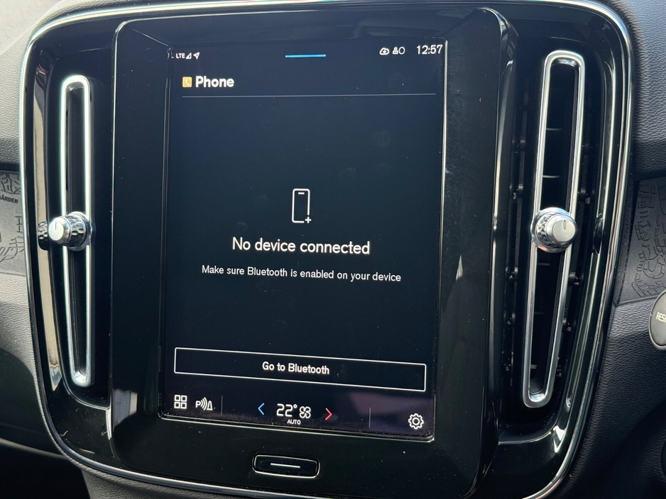 2022 Volvo XC40 - image 14