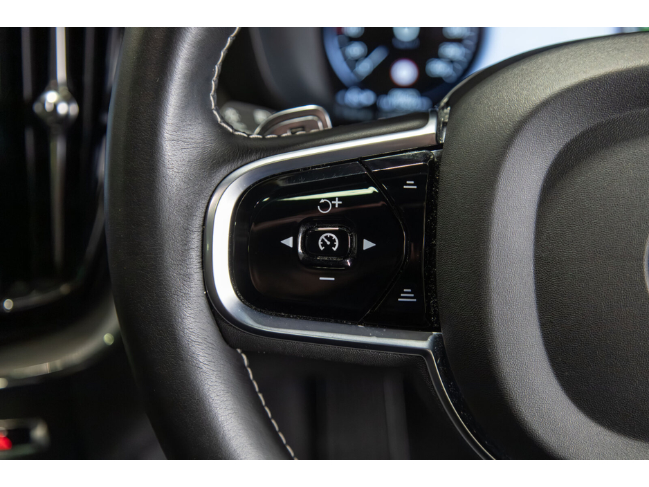 2020 Volvo XC60 - image 15